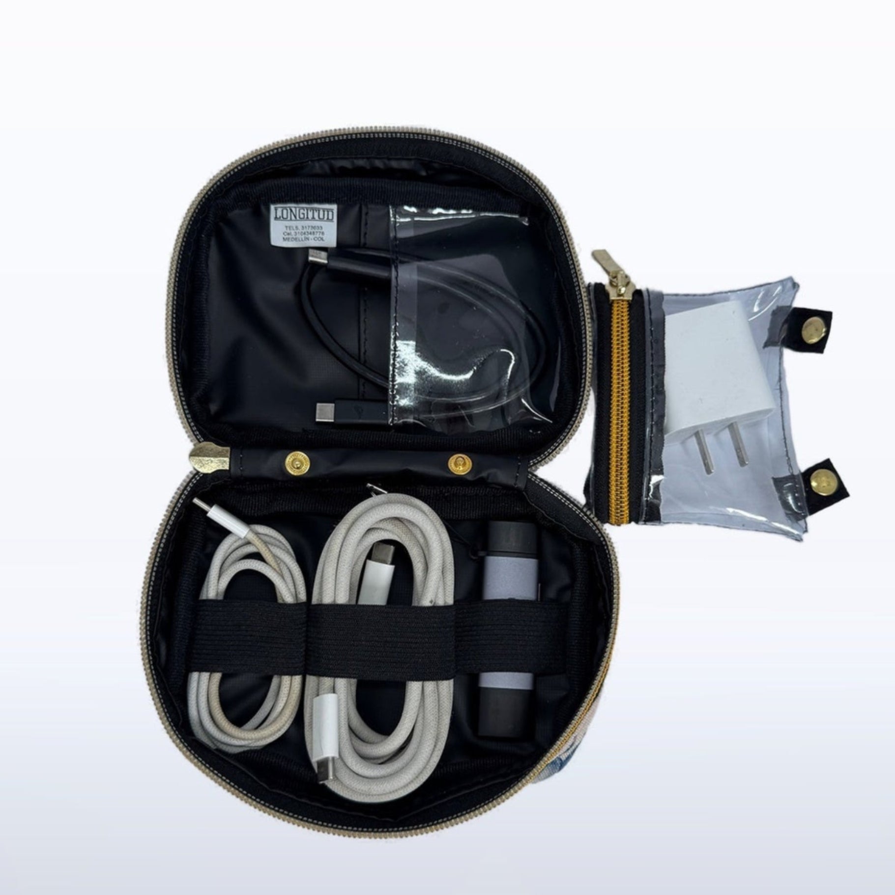 Estuche Cables en estampado Selva, en uso