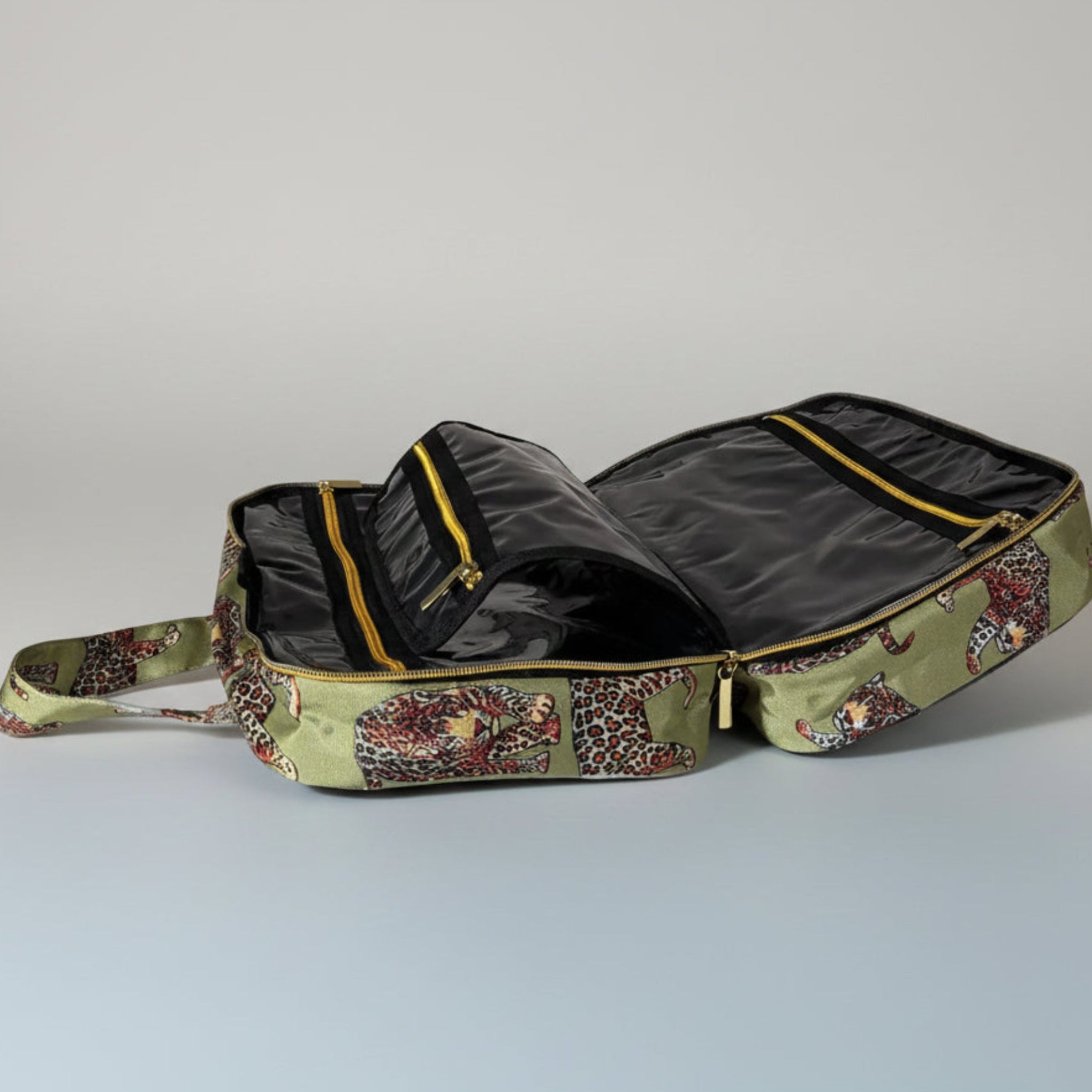 Organizador Destino en estampado Jungla, detalle alternativa