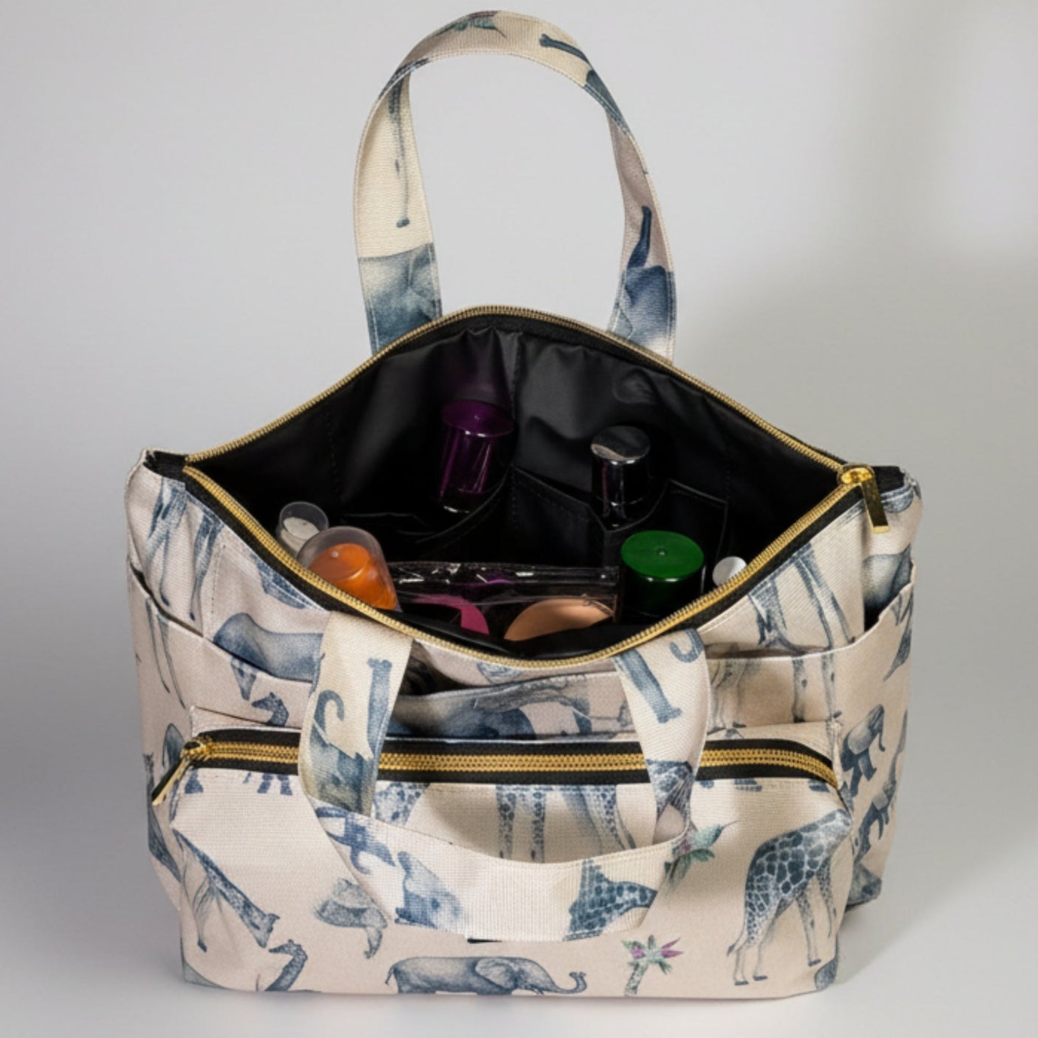 Bolso Leal en estampado Selva, en uso