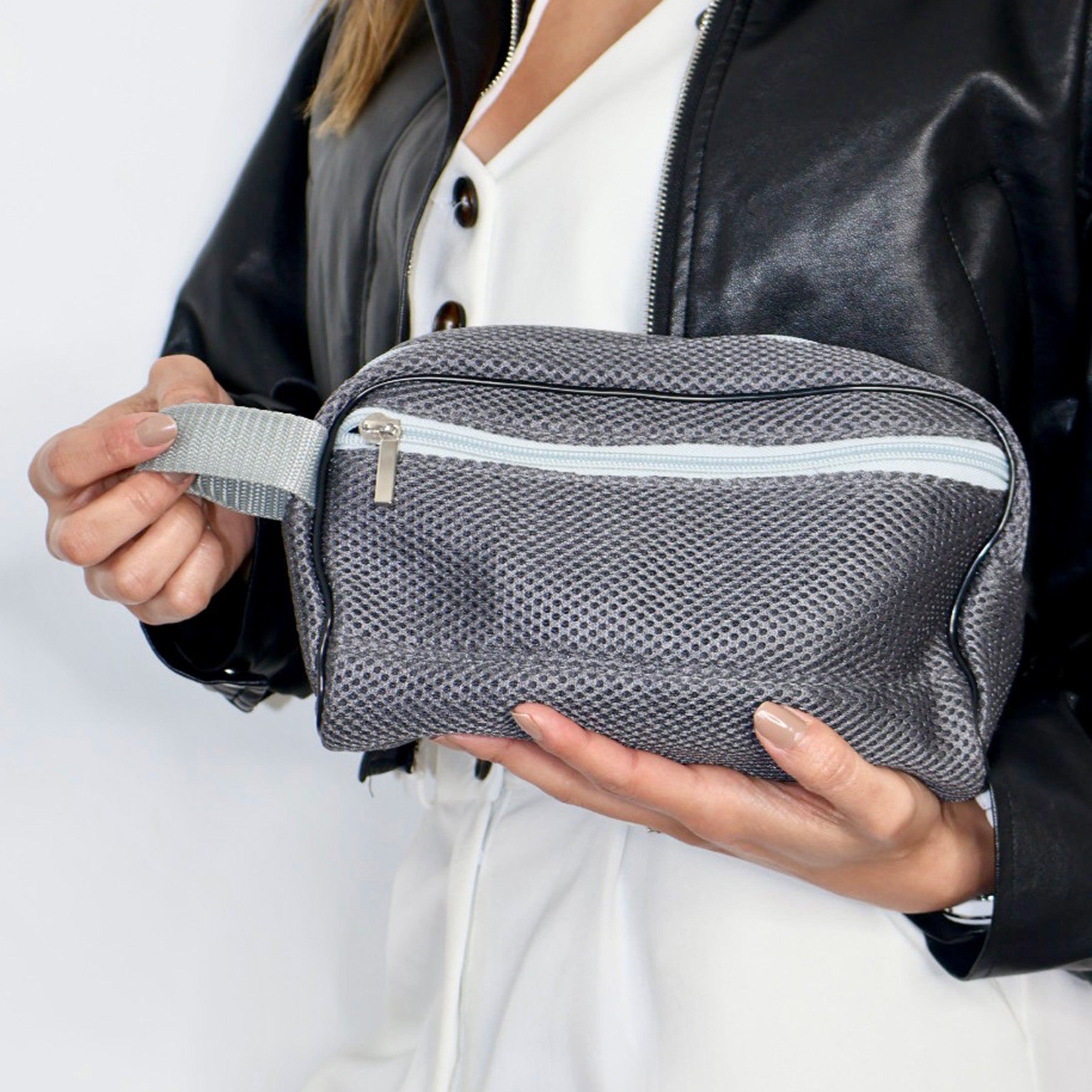 Organizador Sencillo en color Gris, en uso con modelo