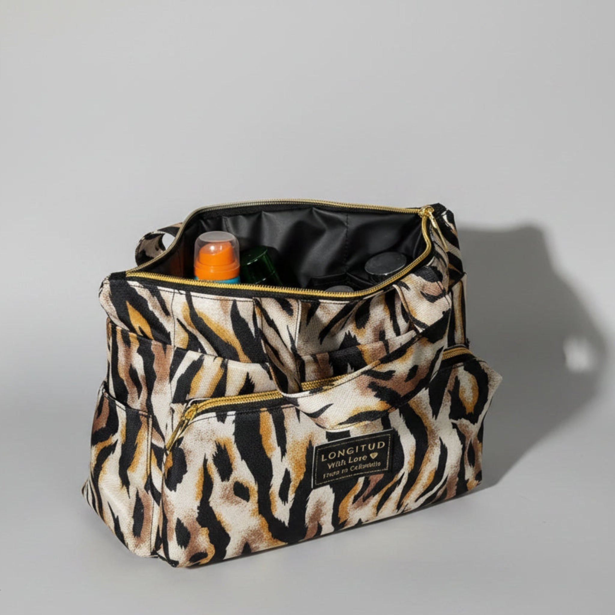 Bolso Leal en estampado Tigre, en uso